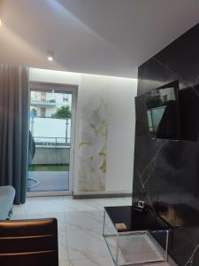 Televízia a/alebo spoločenská miestnosť v ubytovaní Apartament Przystań z tarasem
