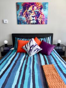 een slaapkamer met een bed met een schilderij van een leeuw bij Refuge Urbain Quebec - Lofts de la Cité in Québec