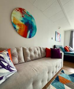 een bank in een woonkamer met een schilderij aan de muur bij Refuge Urbain Quebec - Lofts de la Cité in Québec