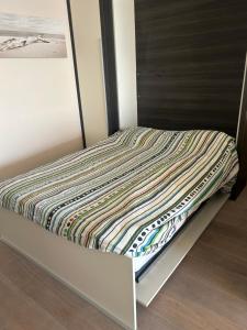 Ένα ή περισσότερα κρεβάτια σε δωμάτιο στο Studio met zeezicht en zwembad en parking