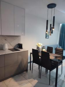 Kuchyňa alebo kuchynka v ubytovaní Apartament Przystań z tarasem