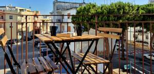 Una mesa y dos sillas en un balcón. en Must Apartaments, en Polignano a Mare
