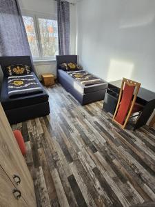 ノルトハウゼンにあるWohnung mit 5 Zimmernのベッド2台とソファのあるリビングルーム