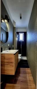 Un baño con lavabo, inodoro y espejo. en Must Apartaments, en Polignano a Mare 21 fotos más