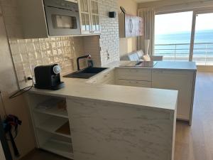 Η κουζίνα ή μικρή κουζίνα στο Studio met zeezicht en zwembad en parking