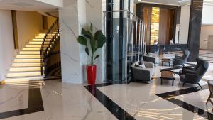 um hall com cadeiras e um vaso com uma planta em PALEMON Resort& Spa em Manavgat