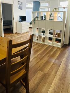 une salle à manger avec une table et une chaise dans l'établissement traumhaftes zentrales Apartment zum Entspannen, à Leipzig