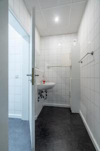 une salle de bain blanche avec un lavabo et des toilettes dans l'établissement traumhaftes zentrales Apartment zum Entspannen, à Leipzig