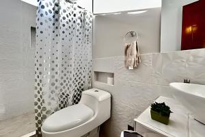 Un baño blanco con inodoro y lavabo. en Vive a 5min centro 2HAB con A/C Terraza & Parrilla, en Tarapoto 28 fotos más