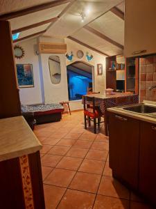 - une cuisine et une salle à manger avec une table et un évier dans l'établissement Santa Teresa mansarda parking centro, à Santa Teresa Gallura