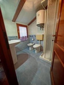 une salle de bain avec deux toilettes et un lavabo dans l'établissement Santa Teresa mansarda parking centro, à Santa Teresa Gallura