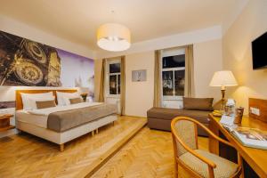 Televízia a/alebo spoločenská miestnosť v ubytovaní Hotel Merkur - Czech Leading Hotels