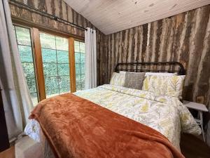 Una cama o camas en una habitación de Historic Lakefront Log Cabin4bd3badockfirepit