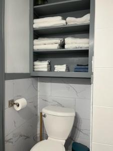 Bilik mandi di Charming hideaway close to downtown