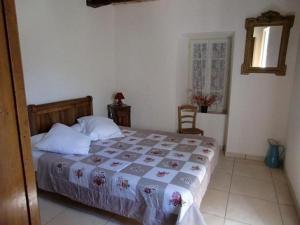 ein Schlafzimmer mit einem Bett, einem Stuhl und einem Fenster in der Unterkunft Gîte à la ferme in Pachins