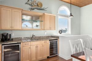 una cucina con mobili in legno e un lavello di Happy Hour a Nags Head