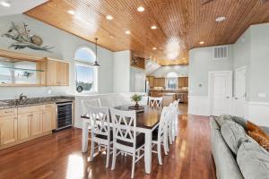 una cucina e una sala da pranzo con un tavolo e un divano di Happy Hour a Nags Head