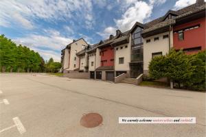 克拉尼斯卡戈拉Apartma Brlog Petra, Kranjska Gora的街道边的一排建筑物