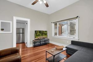 Μια τηλεόραση ή/και κέντρο ψυχαγωγίας στο Short North 1BR King Bed Fire Pit & Free Parking