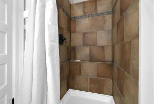 Ένα μπάνιο στο Short North 1BR King Bed Fire Pit & Free Parking +14 φωτογραφίες