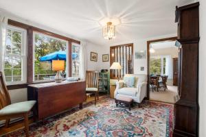 O zonă de relaxare la Cozy Cottage Walk to Nauset Beach