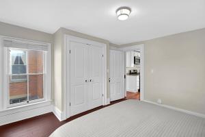 Ένα ή περισσότερα κρεβάτια σε δωμάτιο στο Short North 1BR King Bed Fire Pit & Free Parking