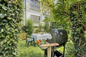 una parrilla en un jardín con una mesa con en Apartment View And Pool - Happy Rentals, en Agno