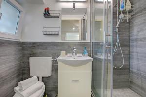Un baño con inodoro, lavabo y ducha. en Apartment View And Pool - Happy Rentals, en Agno 20 fotos más
