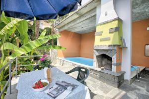 Un patio o zona al aire libre en Apartment View And Pool - Happy Rentals