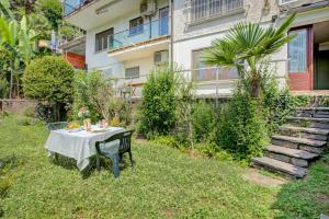 Jardín al aire libre en Apartment View And Pool - Happy Rentals