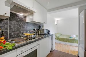 una cocina con fregadero y encimera en Apartment View And Pool - Happy Rentals, en Agno