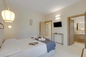 Postel nebo postele na pokoji v ubytování Villa Elysium With Pool And Garden - Happy Rentals