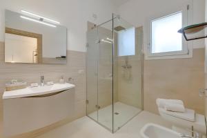 Koupelna v ubytování Villa Elysium With Pool And Garden - Happy Rentals