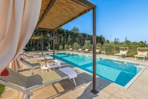 Bazén v ubytování Villa Elysium With Pool And Garden - Happy Rentals nebo v jeho okolí