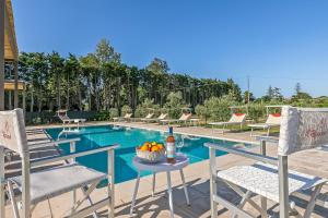 Bazén v ubytování Villa Elysium With Pool And Garden - Happy Rentals nebo v jeho okolí