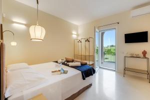 Postel nebo postele na pokoji v ubytování Villa Elysium With Pool And Garden - Happy Rentals