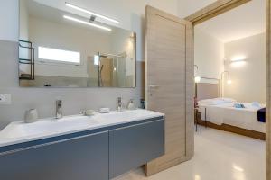 Koupelna v ubytování Villa Elysium With Pool And Garden - Happy Rentals