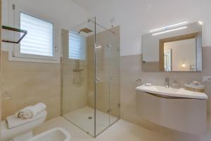 Koupelna v ubytování Villa Elysium With Pool And Garden - Happy Rentals