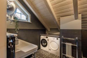 a bathroom with a washing machine and a sink at Landhaus-zum-Wilddieb in Ilsenburg