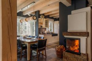 cocina con mesa de comedor y chimenea en Landhaus-Serpentine, en Ilsenburg