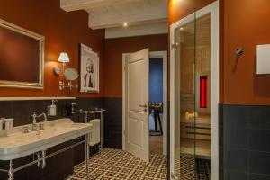 un baño con lavabo y ducha en Landhaus-Serpentine, en Ilsenburg