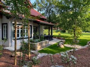 una casa con un jardín delante de ella en Landhaus-Serpentine, en Ilsenburg