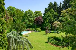 un giardino con piscina e alberi di Landhaus Hindenburg a Bad Gleichenberg