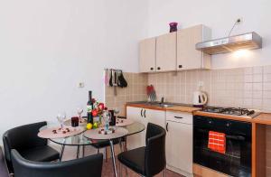 Kuchyňa alebo kuchynka v ubytovaní Apartment Seline - Paklenica Riviera 35389