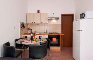 Kuchyňa alebo kuchynka v ubytovaní Apartment Seline - Paklenica Riviera 35389