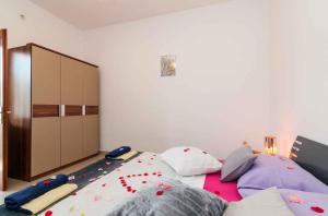 Posteľ alebo postele v izbe v ubytovaní Apartment Seline - Paklenica Riviera 35389