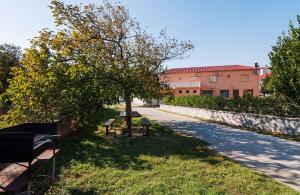 Vonkajšia záhrada v ubytovaní Apartment Seline - Paklenica Riviera 35389