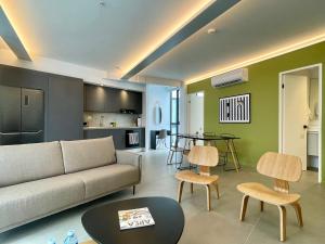 a living room with a couch and a table at Lesplanade By Wynwood House in Panama City