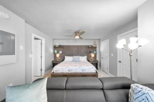 Ένα ή περισσότερα κρεβάτια σε δωμάτιο στο Beach Access Studio Bonita Beach FL +17 φωτογραφίες