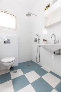 a bathroom with a toilet and a sink at Zimronyx in Bruchim